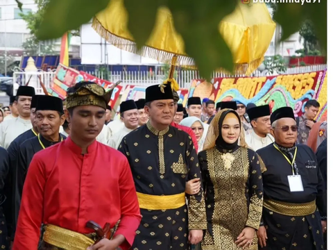 Bikin Iri, Potret Romantisme Jenderal Polisi Selalu Genggam Tangan Istri saat Bertugas