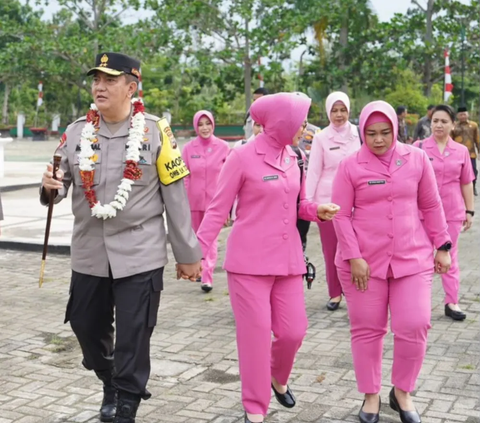 Bikin Iri, Potret Romantisme Jenderal Polisi Selalu Genggam Tangan Istri saat Bertugas