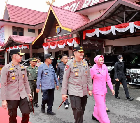 Bikin Iri, Potret Romantisme Jenderal Polisi Selalu Genggam Tangan Istri saat Bertugas