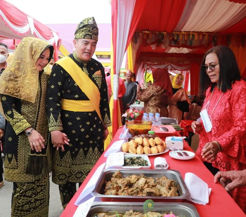 Bikin Iri, Potret Romantisme Jenderal Polisi Selalu Genggam Tangan Istri saat Bertugas