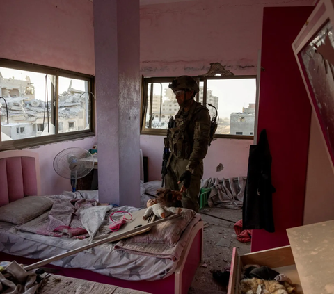 FOTO: Duduki Jantung Kota Gaza, Tentara Israel Sisir Bangunan Hancur hingga Temukan Bengkel Senjata