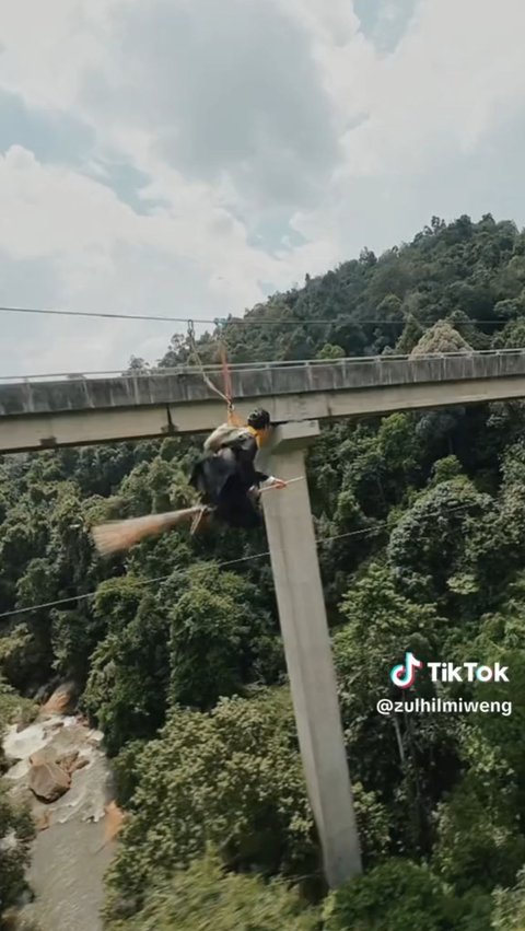 Being a Harry Potter Fanatic, This Man Rides a Flying Fox with a Broomstick