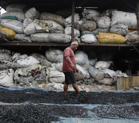 Pekerja menjemur sampah plastik yang sudah dicacah di lokasi industri perumahan di  Kelurahan Jatirahayu, Bekasi, Jawa Barat, Kamis (9/11/2023).