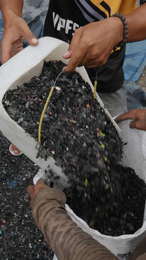 Dalam satu hari, pekerja mengaku mendapat 2 ton sampah plastik dari Bekasi dan Jakarta Timur.