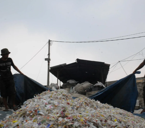 FOTO: Menghasilkan Pundi-Pundi Rupiah dari Mendaur Ulang Sampah Plastik