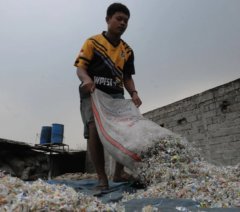 FOTO: Menghasilkan Pundi-Pundi Rupiah dari Mendaur Ulang Sampah Plastik