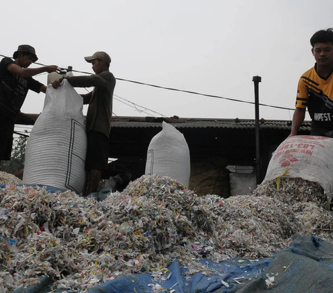 Sekjen Inaplas Fajar Budiono mengatakan banjir impor barang plastik jadi mulai menggerogoti industri hilir hingga utilitasnya yang kini berada di bawah 50 persen.<br>