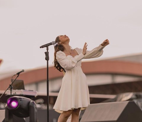 Peek into Nadin Amizah's Signature Style Wearing Vintage Outfits on Every Performance