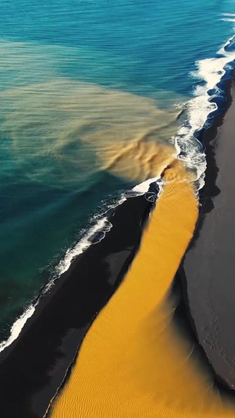 Pantai di Islandia Punya 3 Warna Kontras di Tepiannya, Indah Banget