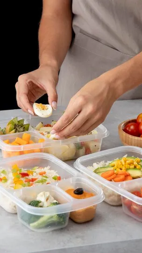 Anak akan menyadari bahwa tindakan orang tua menyiapkan bekal adalah bentuk kasih sayang yang diberikan kepada mereka.