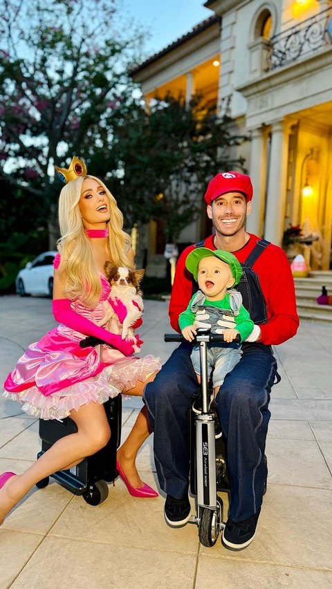 Potret Seru Keluarga Paris Hilton dan Carter Reum yang Suka Pesta Kostum