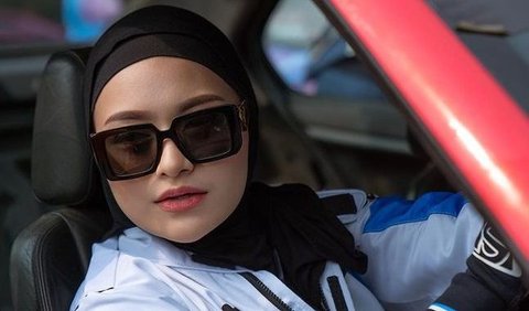 Nathalie Holscher Tampil Seperti Lady Bos Dalam Hijabnya