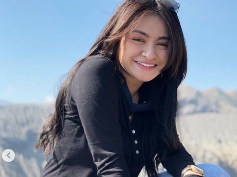 Nathalie Holscher Tampil Cantik Saat Naik Gunung