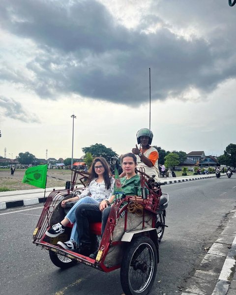 Kencan Romantis, 8 Foto Tissa Biani & Dul Jaelani Saat Naik Becak Motor Ketika Keliling Jogja