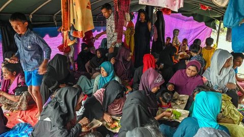 FOTO: Kapal Kayu Membawa Ratusan Pengungsi Rohingya Kembali Mendarat di Pantai Aceh, Ini penampakannya