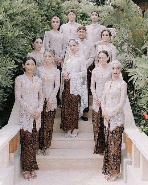 Dikelilingi Para  Bridesmaid dan Bridesman