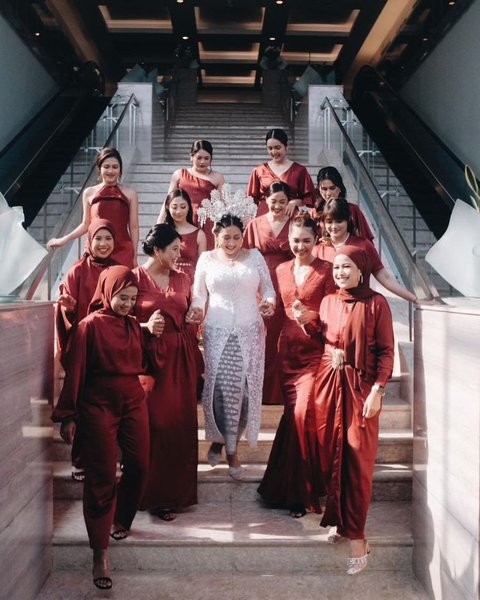 Cantik dan Elegannya Mikha Tambayong Jadi Bridesmaid, Pakai Dress Merah yang Bikin Pangling