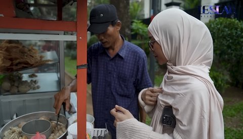 Quality Time ala Lesti Kejora Bareng Keluarga, Keliling Komplek Pakai Sepeda Listrik Sambil Jajan Bakso