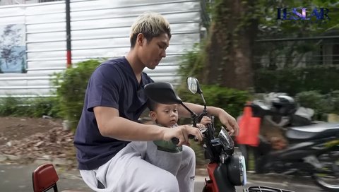 Quality Time ala Lesti Kejora Bareng Keluarga, Keliling Komplek Pakai Sepeda Listrik Sambil Jajan Bakso