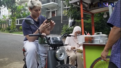 Quality Time ala Lesti Kejora Bareng Keluarga, Keliling Komplek Pakai Sepeda Listrik Sambil Jajan Bakso