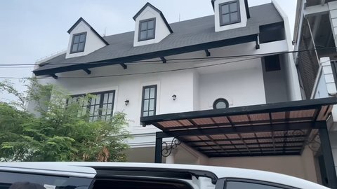 Tampak depan rumah Fadly Faisal memikat dengan keanggunan dan gaya Amerika yang mencolok.