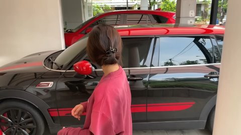 Di garasi, terparkir Mini Cooper hitam merah yang mengesankan.