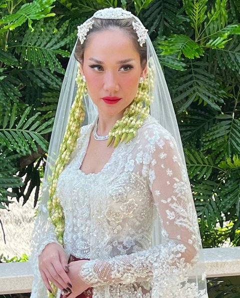 Lipstik Merah Menyala, 8 Foto Detail Makeup Akad Nikah Bunga Citra Lestari