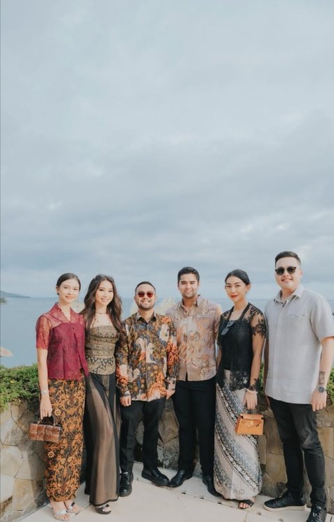 Tampil Dengan Kebaya Merah