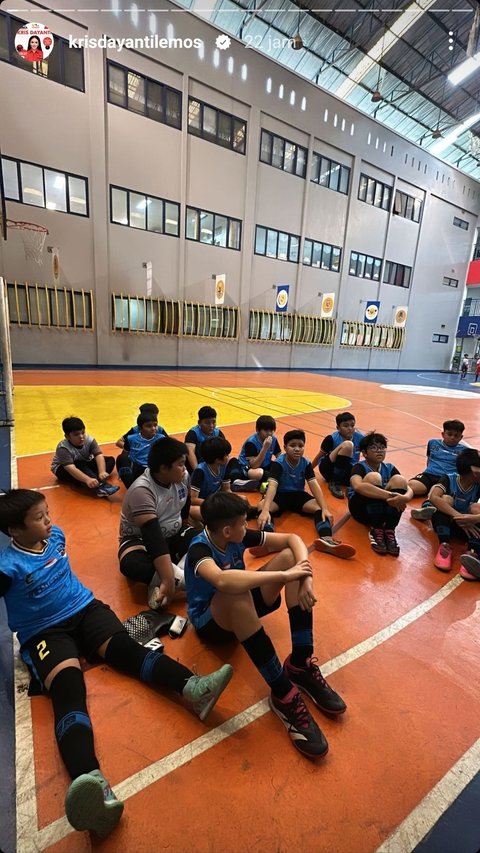 Putra Gantengnya Tanding Futsal, Begini Potret Kris Dayanti yang Rela Ngemper Bareng Amora Demi Beri Dukungan<br>