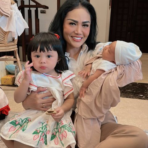 Bareng Cucu Kesayangan, 8 Foto Krisdayanti Saat Momong Ameena & Azura Bersamaan