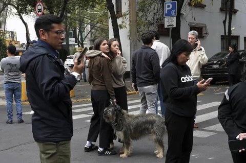 Gempa bumi berkekuatan magnitudo 5,7 mengguncang kawasan Mexico City, Meksiko, pada Kamis (7/12/2023). Guncangan gempa membuat orang-orang panik dan ketakutan. Mereka sampai lari berhamburan ke jalanan.