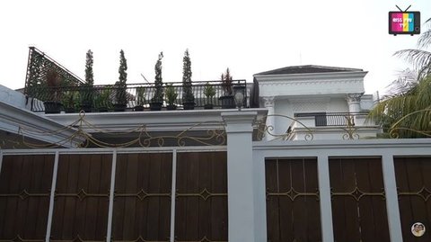 Potret Rumah Mewah Bak Istana Milik Iis Dahlia, Kamarnya Luas Bikin Melongo <br>