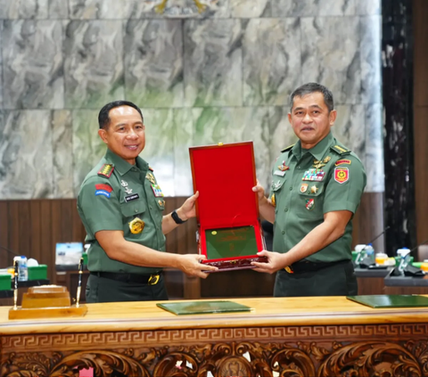 Panglima TNI Agus Subiyanto Serah Terima Risalah Kasad, Beri Tiga Tugas Ini ke Jenderal Maruli