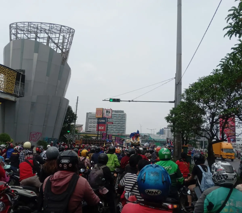 PJ Gubernur Jabar Ketok UMK Jabar Naik 0,3%, Buruh Tak Puas Tutup Jalan Simpang Tol Pasteur