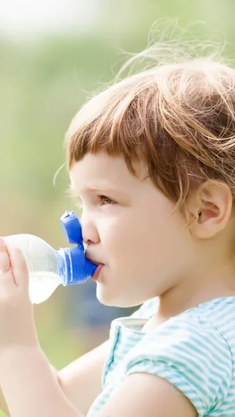 Kebutuhan cairan anak perlu dipenuhi, terutama karena mereka seringkali lupa untuk minum air. 