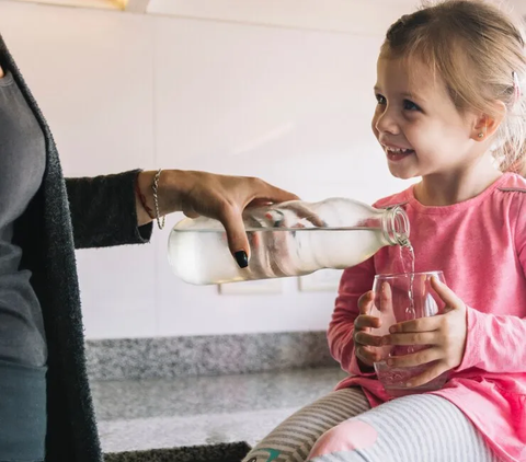 Jika anak tidak suka air putih, Anda dapat mencoba membuat infused water dengan merendam buah-buahan dalam air. Ini tidak hanya memberikan rasa, tetapi juga menambahkan nutrisi.