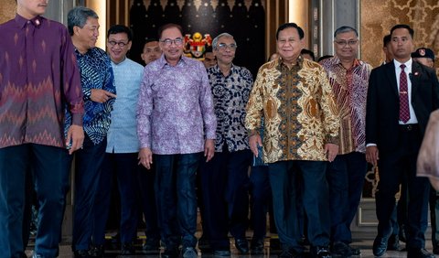 Menteri Pertahanan Prabowo Subianto bercerita tentang dirinya yang pernah mandi di Kali Ciliwung. 