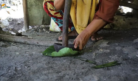 Memasak nasi di saung