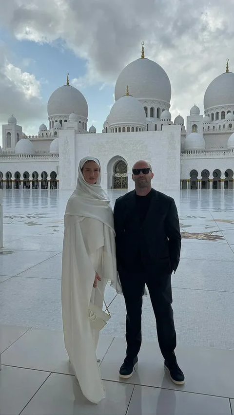 Aktor Hollywood Jason Statham Pose di Masjid Sheikh Zayed Abu Dhabi, Langsung Ramai Disorot