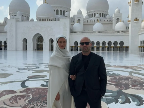 Aktor Hollywood Jason Statham Pose di Masjid Sheikh Zayed Abu Dhabi, Langsung Ramai Disorot