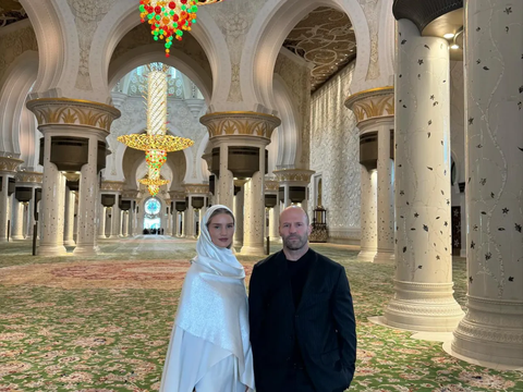 Aktor Hollywood Jason Statham Pose di Masjid Sheikh Zayed Abu Dhabi, Langsung Ramai Disorot