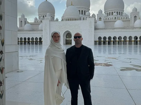 Aktor Hollywood Jason Statham Pose di Masjid Sheikh Zayed Abu Dhabi, Langsung Ramai Disorot