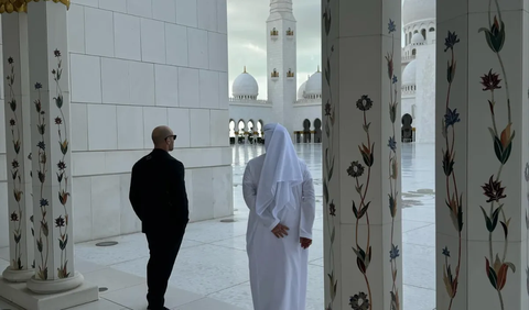 Foto Jason Statham saat berada di Masjid Sheikh Zayed Abu Dhabi langsung banjir komentar dari para followers dan fansnya.<br>