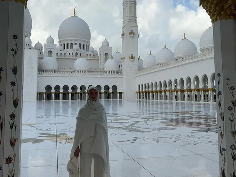 Aktor Hollywood Jason Statham Pose di Masjid Sheikh Zayed Abu Dhabi, Langsung Ramai Disorot