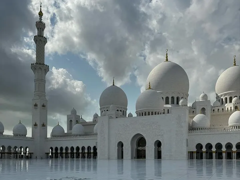 Aktor Hollywood Jason Statham Pose di Masjid Sheikh Zayed Abu Dhabi, Langsung Ramai Disorot