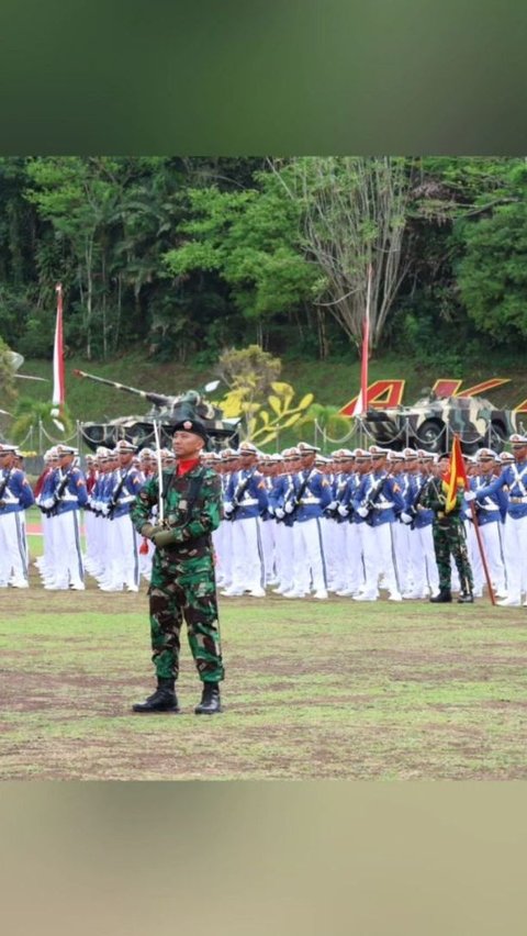 Hadir langsung dan turut menyampaikan ucapan selamat kepada para Taruna Gubernur Akademi Angkatan Udara Marsekal Muda TNI Purwoko Aji Prabowo.<br>