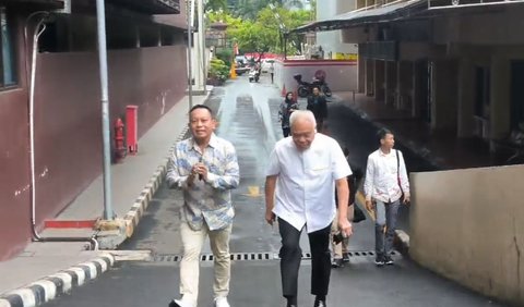 Tiba sekitar pukul 08.43 WIB, Alex yang didampingi pengacaranya Lina Novita menegaskan siap jika hari ini dikonfrontir dengan Firli.<br>