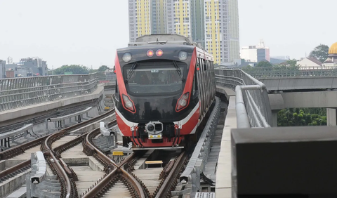 Jika sebelumnya tarif LRT Jabodebek yaitu Rp5.000 di kilometer pertama, maka per hari ini menjadi Rp3.000 saja.<br>