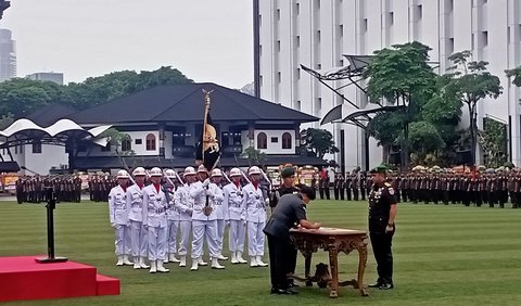 Dalam kesempatan yang sama, tampak juga Jenderal Agus Subiyanto dan Jenderal Maruli Simanjuntak yang serasi melakukan salam komando sebelum mengakhiri prosesi serah terima jabatan Kasad.