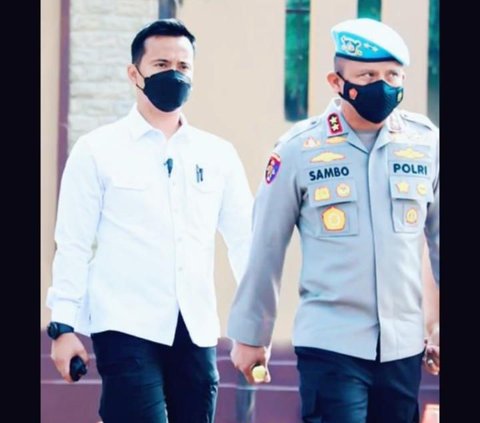 Inilah sosok Daden atau yang selama ini dikenal sebagai Brigadir D. Ia merupakan salah satu mantan ajudan Ferdy Sambo. Dulu, ia selalu mendampingi Ferdy Sambo di berbagai kegiatan.